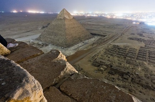 Fotografer Rusia Minta Maaf Karena Memanjat Piramida