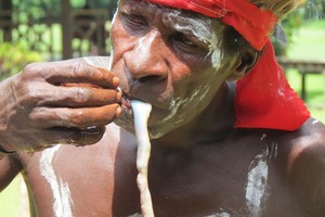 Makan Cacing Tambelo, Rasanya Geli-geli Enak!