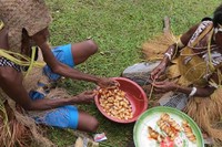 Ulat sagu bisa dimakan mentah, tapi bisa juga dibakar dulu. Itu lebih enak, ujar seorang mama, sambil menusuk ulat sagu menjadi sate. Kepala ulat sagu sangat keras dan tidak dimakan. Nanti cara memakannya adalah pegang kepalanya, gigit badannya, dan kepalanya lantas dibuang (Fitraya/detikTravel)