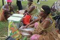 Perempuan Kamoro yang lain menyiapkan sagu. Ulat sagu seringkali dimakan dengan aneka olahan sagu baik yang dibakar atau dibungkus daun seperti pepes (Fitraya/detikTravel)