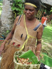 Puluhan tusuk sate ulat sagu pun kini siap dibakar di atas panggangan. Ulat sagu seringkali dimasak dengan cara dibakar seperti sate (Fitraya/detikTavel)