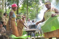 Para mama mengipasi arang, sementara para pria menari dan menabuh tifa, gendang khas Papua. Suasananya semakin ramai (Fitraya/detikTravel)