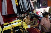 Seringnya wisatawan Indonesia yang berbelanja oleh-oleh membuat mereka mempelajari berbahasa Indonesia.