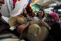 Dipasar ini banyak sekali dijumpai turis-turis asal Indonesia.     