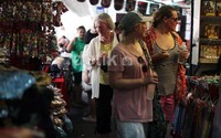 Wat Arun salah satu pasar yang menjadi tujuan para turis membeli oleh-oleh khas Thailand.