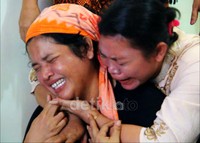 Suasana haru semakin terasa, karena keluarga yang lain juga menumpahkan air mata, saat jenazah yang sudah berada di dalam peti mati, diletakkan di dalam rumah.