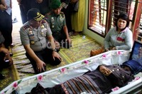 Kapolda Sumatera Utara Irjen Wisjnu Amat Sastro melayat ke rumah duka di Jalan Pintu Air IV, Gg. Kelapa, Simalingkar B, Medan.