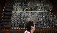 Patung berlapis emas ini berukuran  panjang 46 meter dan tinggi 15 meter, sedangkan mata dan kakinya dilapisi mutiara.