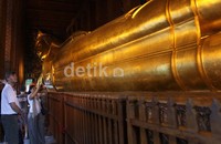 Suasana didalam ruangan yang terdapat patung Budha.