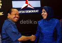 Ketua Fraksi Partai Demokrat (FPD) DPR Nurhayati Ali Assegaf bersalaman dengan Ketua DPP Partai Demokrat Sutan Bhatoegana usai konferensi pers. Ramses/detikFoto.