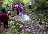 Dusun itu juga memiliki sumber air yang dikonsumsi warga setempat. Sumber air tersebut berada di perbukitan, warga dusun menyebutnya bukit biru. Robert/detikFoto.