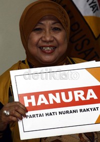 Lily Wahid memperlihatkan maap keanggotaan bergabung ke Hanura. Ramses/detikFoto.