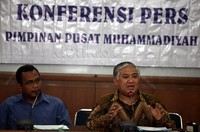 Saat ini, RUU Ormas sedang digodok di DPR. Muhammadiyah pun mendesak DPR untuk menghentikan proses pembuatan Undang-Undang Ormas tersebut.