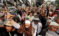 Massa Hizbut Tahrir Indonesia (HTI) memenuhi jalan di depan gedung DPR/MPR Jakarta.