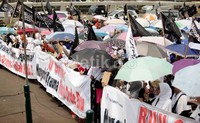 Akibat demontrasi ini, lalu-lintas di depan kompleks parlemen sempat tersendat.