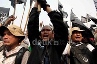 Demonstran meneriakkan takbir.
