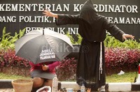 Aksi ini dilakukan para aktivis yang tergabung dalam KontraS.