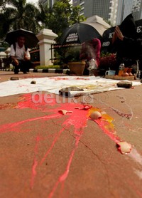 'Ruwatan' tersebut ditandai dengan memecahkan telor.