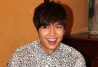 Min Ho tampak segar.