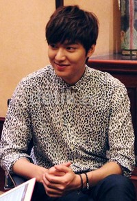 Senyuman selalu merekah di wajahnya.