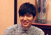 Lee Min Ho tak henti-henti tersenyum.