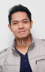 Senyuman Dude Harlino