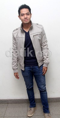 Dude tampil dengan kaus dongker yang dipadukan dengan jaket abu-abu dan celana denim. Gus Mun/detikHOT.