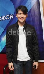 Sst... Irwansyah Lagi Serius