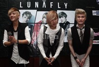 LUNAFLY membungkukkan tubuhnya.