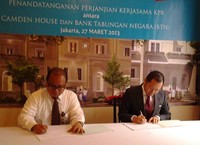 Direktur Utama PT Akasia Prima Sejahtera, Ridwan Yuwono (kanan) dan Heveanto Bekti, Branch Manager PT Bank Tabungan Negara (Persero) Tbk sedang menandatangani naskah perjanjian kerjasama Kredit Kepemilikan Rumah (KPR).