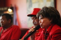 Ketua Umum KONI DKI Jakarta, Winny Erwindia (kiri), memberikan keterangan mengenai persiapan kejuaraan antar klub Softball Giants Cup V, di Jakarta, Kamis (28/03).