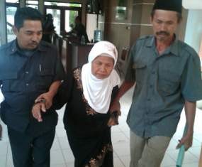 Gara-gara Sebatang Kayu, Ibu Dipidanakan Anak Kandung Jalani Sidang