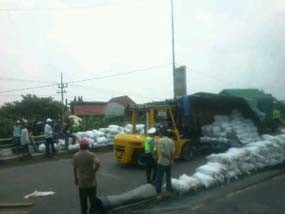 Truk Muat Gula Terguling Macetkan Jalan Sidoarjo