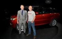 Range Rover Sport diluncurkan di New York.  Daniel Craig dan pendiri yayasan S.A.F.E. Nick Reding. Land Rover yang merupakan produsen Range Rover Sport selalu mendonasikan mobil ke yayasan itu. (dok Land Rover)