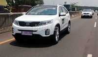 10 mobil Sorento yang berisi 5 orang penumpang meluncur dari diler KIA Tebet, Jakarta Selatan, menuju kota Parijs van Java.