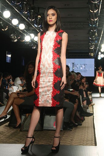 Jakarta, Indonesia - 25 Maret. IKAT Indonesia by Didiet Maulana. Plaza Indonesia Fashion Week SS 2013 at Plaza Indonesia. 25 Maret 2013. Thamrin. Jakarta. [Foto: Mohammad Abduh/Wolipop]