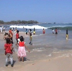 Long Weekend Pantai Garut Selatan Diserbu Pengunjung