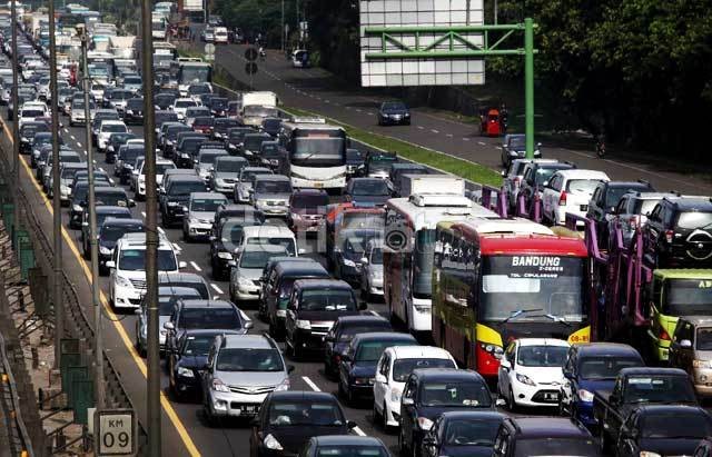 Ada Truk Mogok di KM 100 Tol Purbaleunyi Arah Bandung, Macet 4 KM