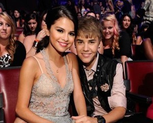 Dua Bulan Pasca Putus, Justin Bieber Kunjungi Rumah Selena Gomez