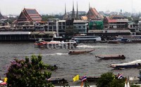 Saat siang, sungai ini dipenuhi kapal-kapal pengangkut barang. Namun beranjak gelap, sungai nampak meriah dengan kapal-kapal wisata malam.