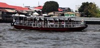 Sungai Chao Phraya juga menjadi alternatif rute transportasi bagi penduduk Bangkok.
