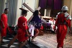 Jalan Salib Peringati Paskah di Gereja Katedral