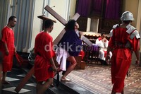     Drama napak tilas penderitaan Yesus, diawali adegan perjamuan malam terakhir antara Yesus dan ke-12 muridnya.