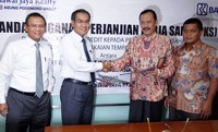 Fasilitas kredit tersebut untuk pembelian hak pemakaian tempat usaha di Blok M Square berupa kredit usaha rakyat (KUR) dan kredit investasi komersial. (dok BRI).