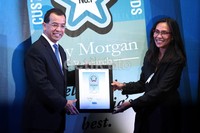 Direktur Roy Morgan International Ira Soekirman memberikan penghargaan berupa plakat kepada Direktur Utama PT Garuda Indonesia Emirsyah Satar.