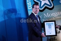 Direktur Utama PT Garuda Indonesia Emirsyah Satar memperlihatkan penghargaan Customer Satisfaction Awards Roy Morgan Research.