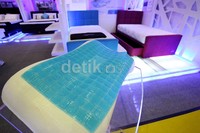Tempat tidur berbahan TheraGel turut meramaikan pameran 'Furniture dan Interior Expo 2013' di JCC Senayan, Jakarta.
