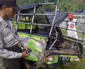 Pickup Dihantam KA Barang, 1 Orang Tewas dan 2 Luka