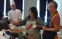 Nina Taneja dari India sedang meletakkan vark (lembaran perak yang bisa dimakan) di atas Yakhni Pulao atau nasi kebuli a la India. Tampak William Wongso, pakar kuliner Indonesia, berdiri di sebelah kanannya.