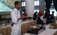 Executive Chef Four Seasons Hotel Jakarta Sumanth Das sedang membuat Meen Moilee.